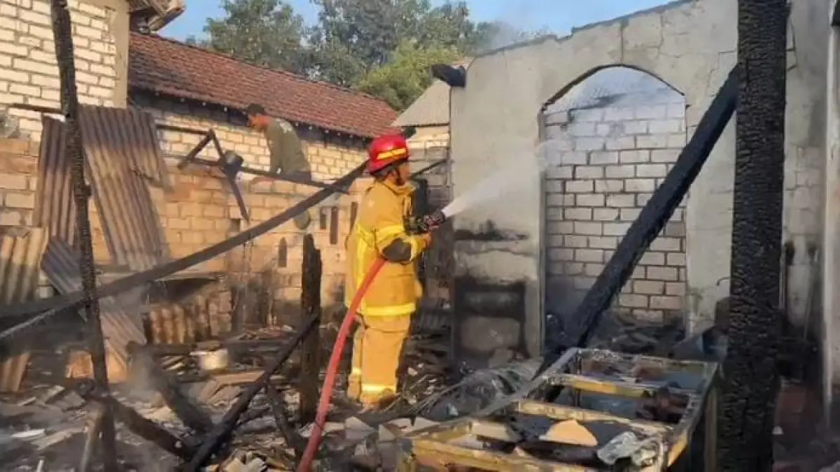 PEMADAMAN : Petugas Damkar Pos Dukun saat melakukan pemadaman kebakaran Sebuah rumah di Jalan Melati, Desa Wotan, Kecamatan Panceng, Gresik. (Foto : Ist/Radar Gresikk