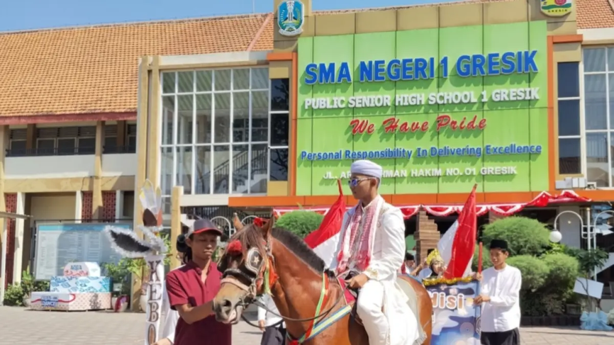 SEMARAK KARNAVAL: Karnaval Budaya SMAN 1 Gresik yang menyuguhkan berbagai atraksi kearifan lokal lintas kecamatan di Kabupaten Gresik. (Foto: Riri/Radar Gresik)