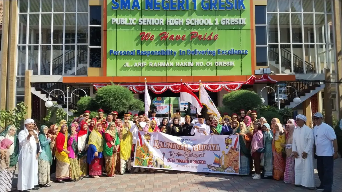 Tak Hanya Siswa, Para Guru juga tampil memukau dalam kemeriahan Karnaval Budaya. (Foto : Riri/Radar GresikL
