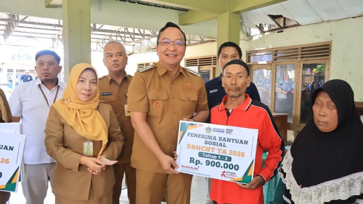 BERINTERAKSI : Wabup Gresik dr. Asluchul Alif saat berinteraksi dengan penerima bantuan DBHCHT di Kecamatan Benjeng, Gresik. (Foto : Ist/Radar Gresik) 