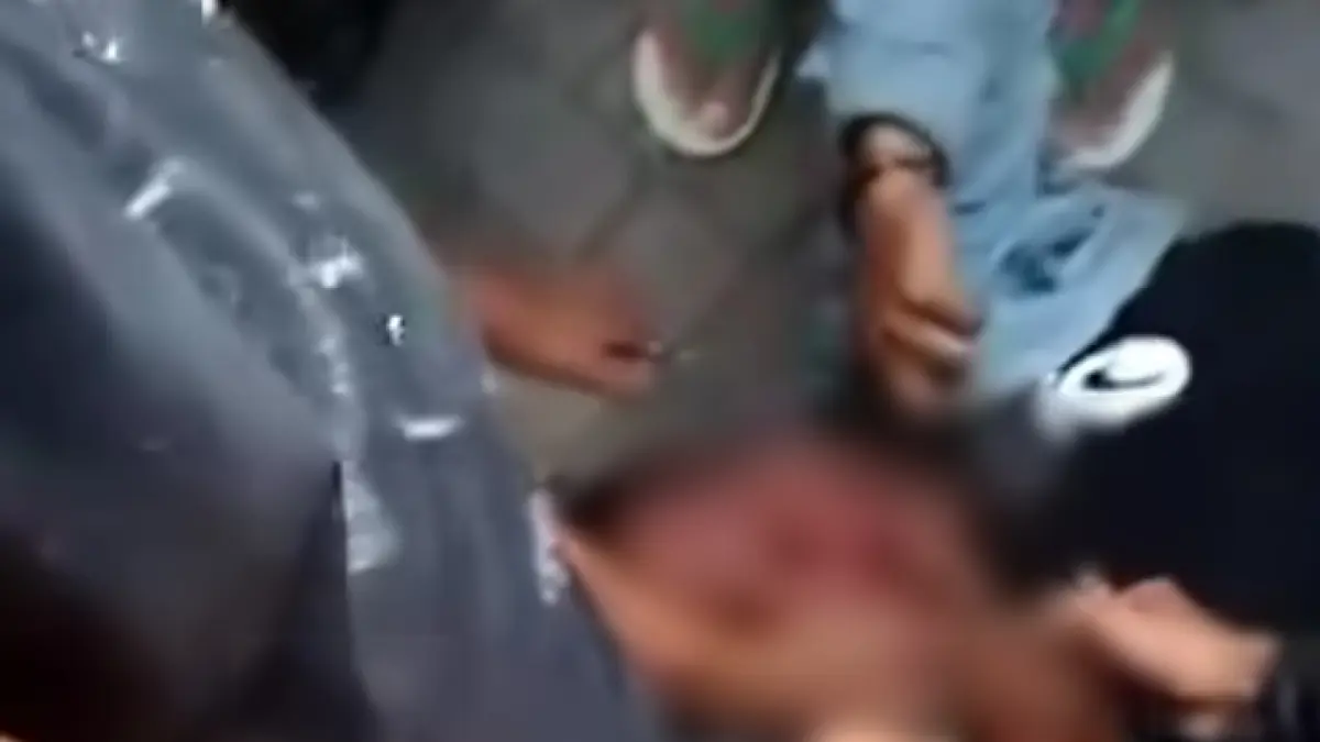 DIMASA : Pelaku curanmor saat dimasa warga di parkiran sebuah toko Indomaret di Dusun Lekerrejo, Desa Dadapkuning, Kecamatan Cerme, Gresik. (Foto : Ist/Radar Gresik) 