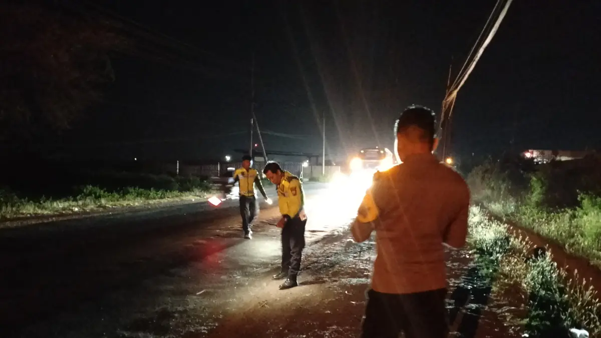 OLAH TKP : Anggota Polsek Manyar saat melakukan evakuasi korban kecelakaan di Jalan Raya Betoyo, Kecamatan Manyar, Gresik. (Foto : Ist/Radar Gresik) 