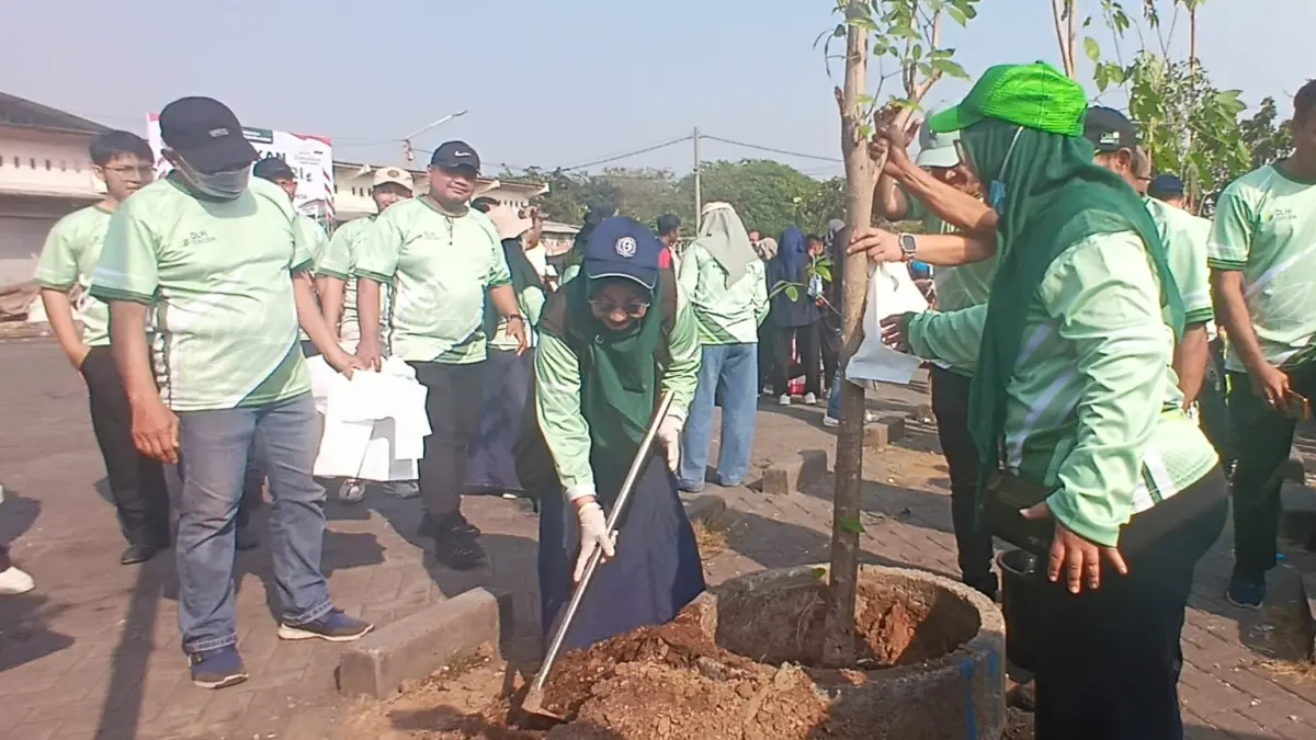 PENANAMAN : Kepala DLH Gresik Sri Subaidah saat penanaman pohon saat Gerakan Jumat Asri. (Foto : Ist/Radar Gresik) 