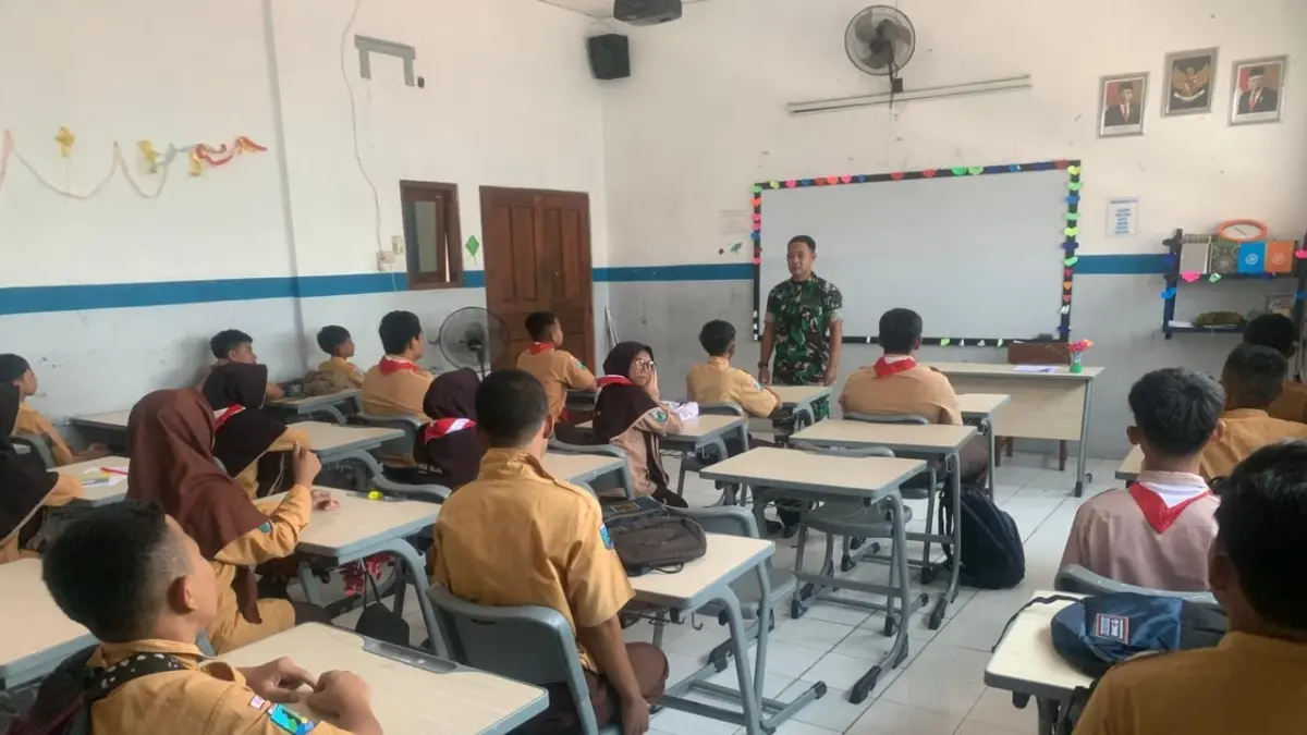 Pendidikan Dini: Babinsa Kota Gresik Tanamkan Nilai Pancasila kepada Generasi Muda. (Foto : Fajar/Radar Gresik) 