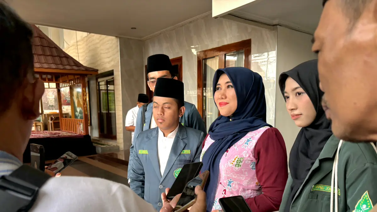 Senator Jatim Dr. Lia Istifhama turun langsung jadi relawan pengasapan (fogging) di kawasan Pondok Pesantren Tambakberas, Jombang. (Foto : Ist/Radar Gresik) 