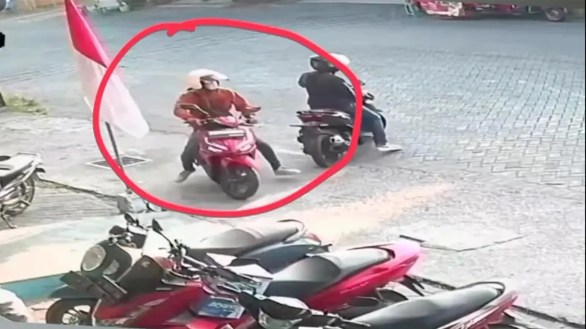 TEREKAM CCTV : Dua pelaku Curanmor terekam CCTV di saat membawa kabur sepeda motor Vario merah milik warga yang sedang terparkir di Nanada Swalayan, PPS, Desa Suci, Kecamatan Manyar, Gresik. (Foto : Ist/Radar Gresik) 