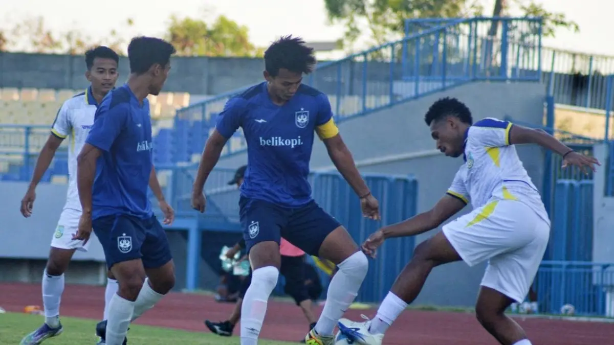 Berjibaku : Kedua tim kesebelasan berebut bola dalam pertandingan kemarin. (Foto : Ist/Radar Gresik) 