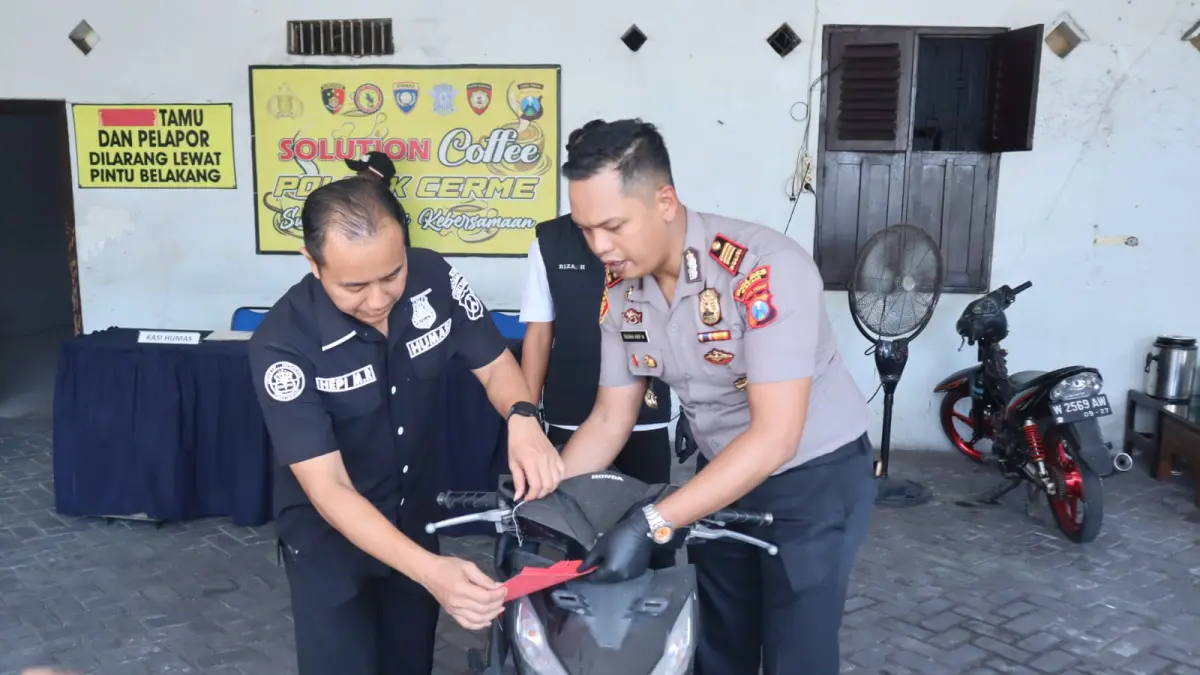 DIAMANKAN : Petugas Polsek Cerme saat mengamankan barang bukti sepeda motor terkait kasus dugaan penipuan. (Foto : Ist/Radar Gresik) 