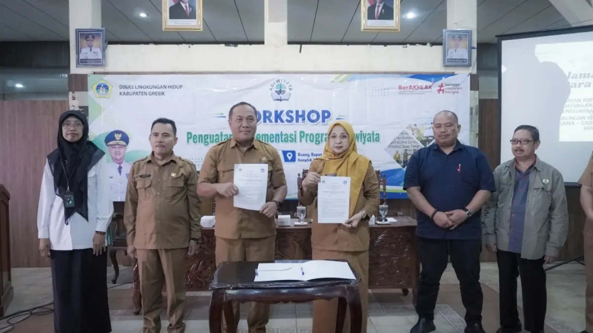Dinas Lingkungan Hidup (DLH) Kabupaten Gresik merangkul tiga instansi pendidikan melalui penandatanganan Perjanjian Kerja Sama (PKS) Program Adiwiyata. (Foto : Ist/Radar Gresik) 