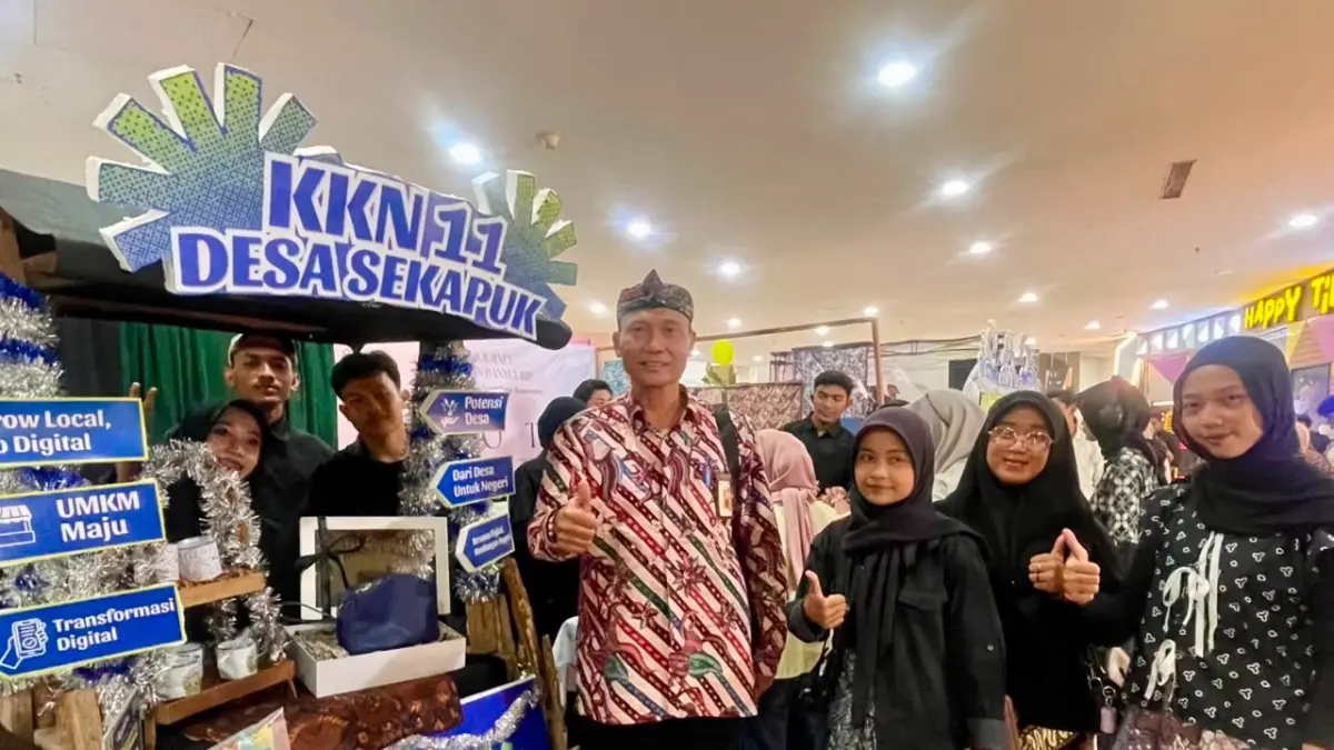 DUKUNGAN PENUH : Perwakilan pengurus Yayasan Semen Indonesia (SIG Foundation), Waras Taufiq Hidayatulloh, S.E menyapa dan berinteraksi langsung dengan para peserta di stan pameran EXPO KKN 2026. (NOVIA/ RADAR GRESIK)