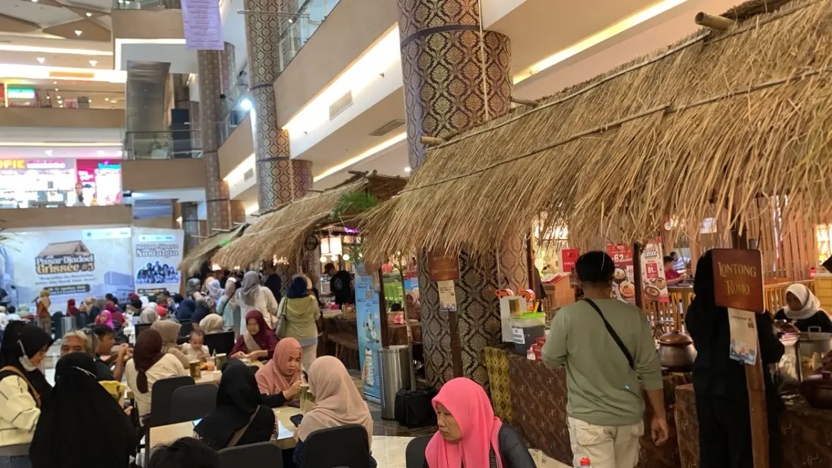 NOSTALGIA MASA LALU : Gelaran Pasar Djadoel Grissee #5 sukses menghadirkan kemeriahan kuliner otentik khas Gresik di Atrium Gressmall. (IST/ RADAR GRESIK)