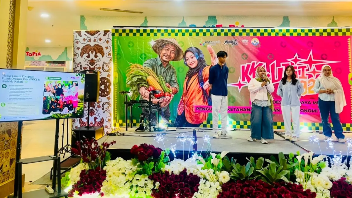 PAPARKAN PROGRAM UNGGULAN : Kelompok dengan program kerja terbaik dan paling berdampak berkesempatan mempresentasikan inovasinya secara langsung di hadapan jajaran dewan juri serta pejabat daerah. (NOVIA/ RADAR GRESIK)