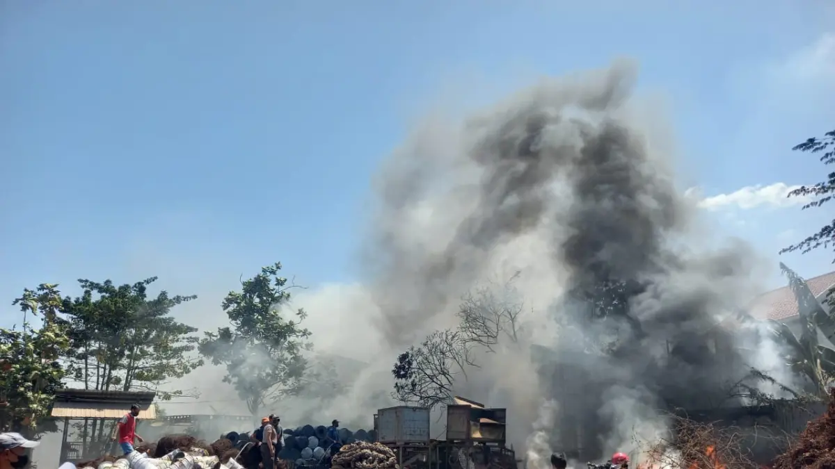 PEMADAMAN : Petugas Damkar Gresik saat melakukan pemadaman kebakaran di tempat pengepul tumpukan Rongsokan di Desa Bambe, Driyorjo, Gresik. (Foto : Ist/Radar Gresik) 