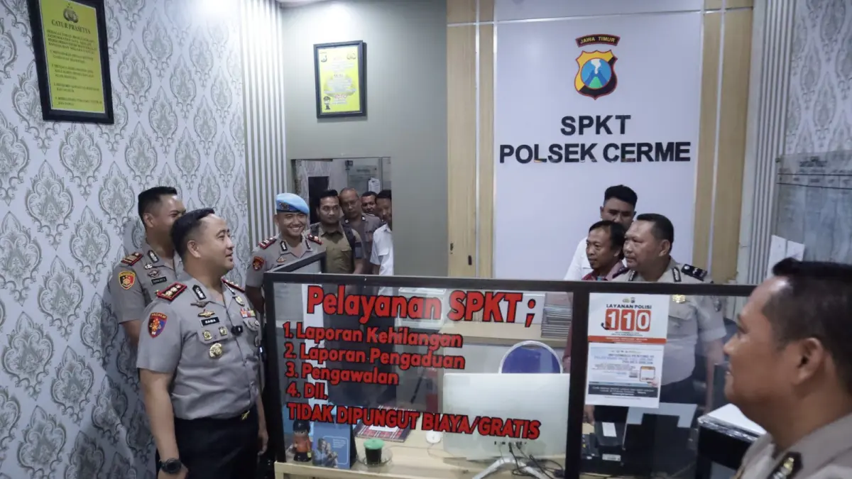 PENCEGHAN :  Kapolres Gresik AKBP Ramadhan Nasution bersama Sipropam saat melakukan sidak pelayanan publik di tiga Polsek jajaran untuk mencegah pungli dan perkuat penegakan hukum. (Foto : Ist/Radar Gresik) 