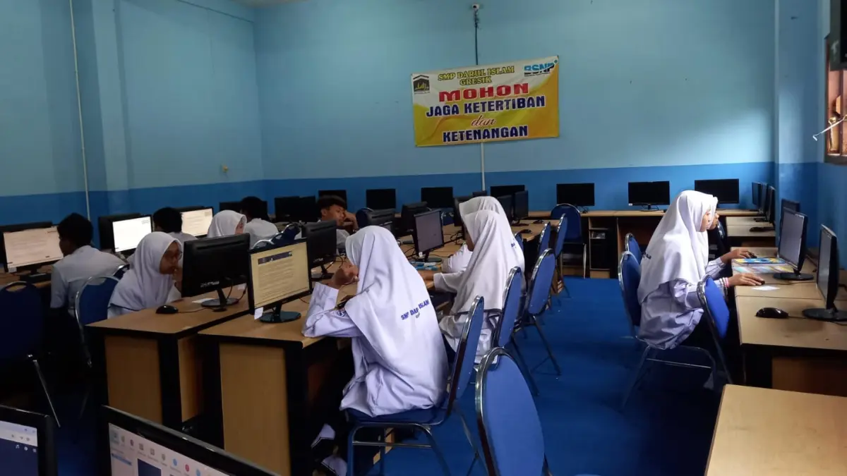 SEMANGAT : Para siswa yang melakukan tes kemampuan akademik beberapa bulan yang lalu. (Foto : Jar/han) 