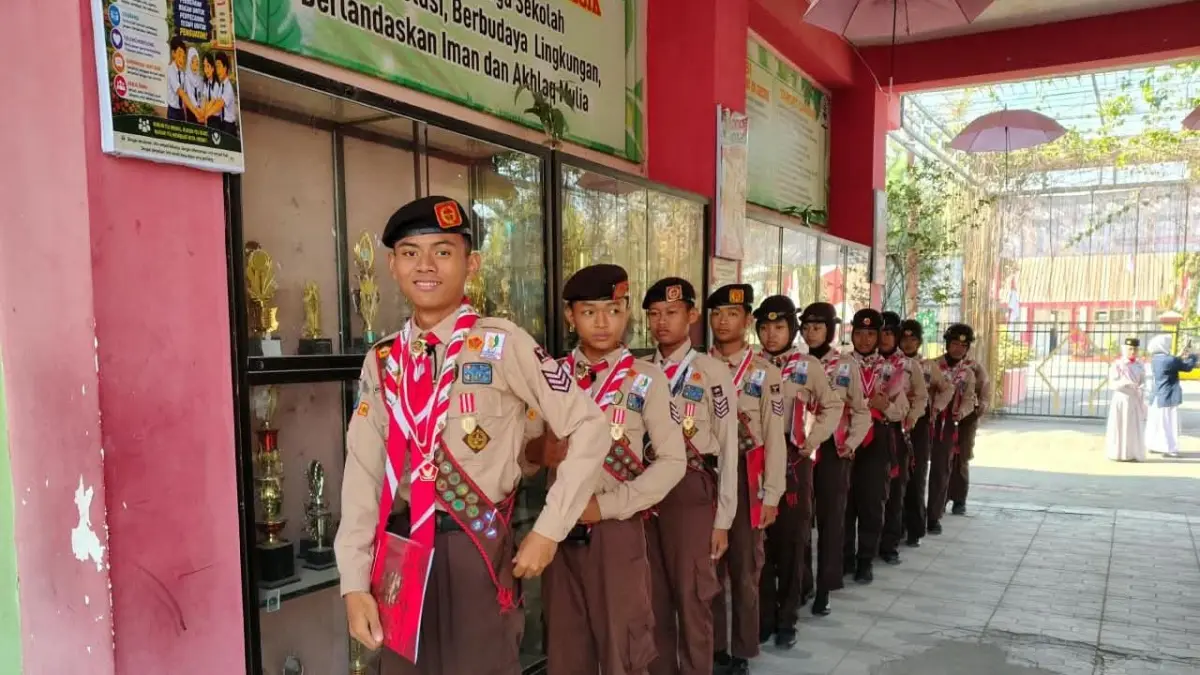 SEMANGAT : SMPN 28 Kirimkan 11 Siswa Ke Jambore Nasional. (Foto : Fajar/Radar Gresik) 