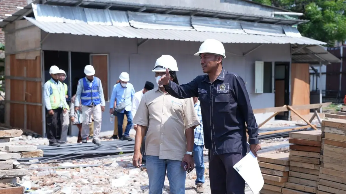 SIDAK : Wakil Ketua DPRD Gresik bersama Ketua Komisi IV DPRD beserta anggotanya sidak pembangunan Puskesmas Kepatihan, Kecamatan Menganti, Gresik. (Foto : Fajar/Radar Gresik) 