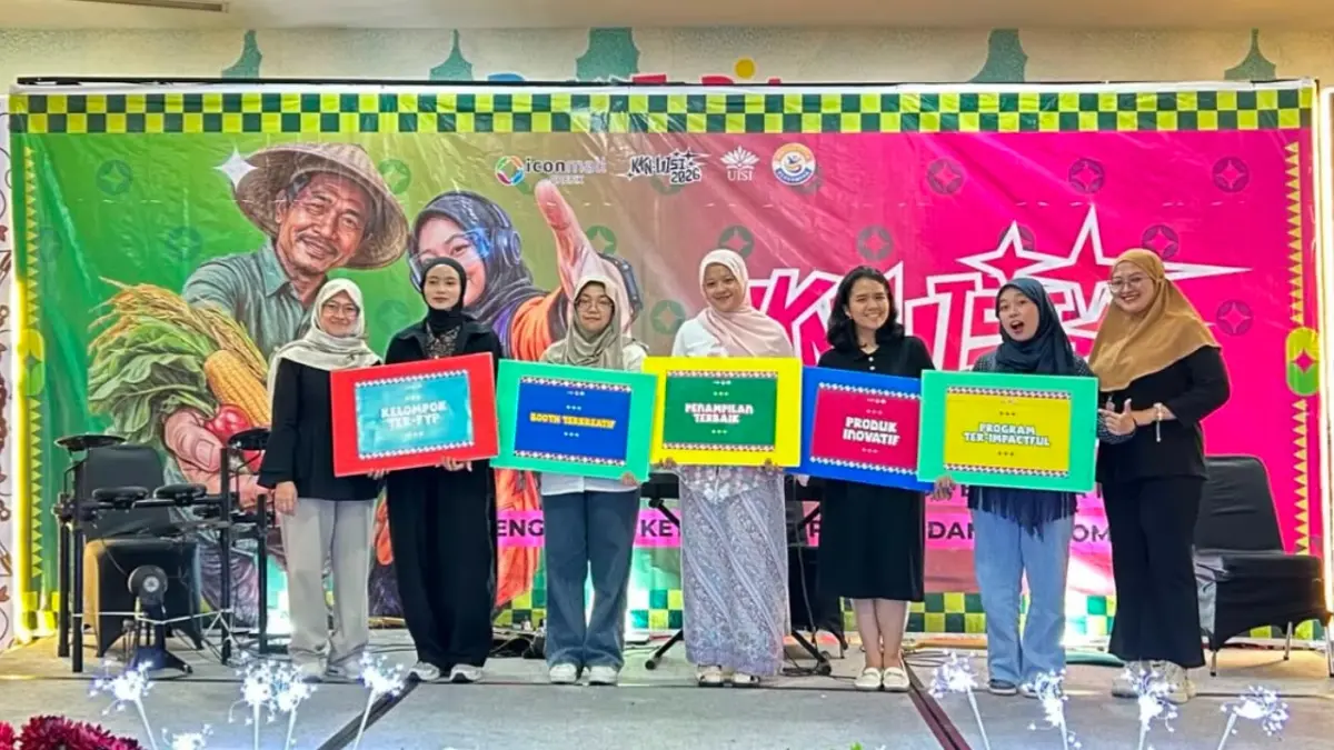 BERDAMPAK UNTUK MASYARAKAT : Penghargaan KKN UISI 2026 dianugerahkan kepada Kelompok 5 Desa Ketapanglor (Program Terimpactful), Kelompok 1 Desa Pangkah Wetan (Produk Inovatif), Kelompok 13 Desa Gosari (Penampilan Terbaik), Kelompok 2 Desa Pangkah Kulon (Booth Terkreatif), dan Kelompok 10 Desa Banyuurip (Medsos Ter-FYP). (NOVIA/ RADAR GRESIK)