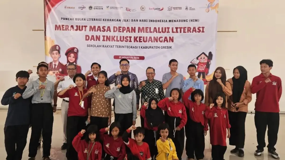 INKLUSI KEUANGAN SEJAK DINI : Anggota Komisi XI DPR RI, Thoriq Majiddanor, didampingi Direktur Pengawasan LJK 1 OJK Jatim, Nasirwan Ilyas, dan Direktur Bisnis Bank Jatim, Arief Suhirman, berfoto bersama para siswa Sekolah Rakyat Terintegrasi (SRT) 1 Gresik usai kegiatan Edukasi dan Literasi Keuangan. (FIRMAN/ RADAR GRESIK)