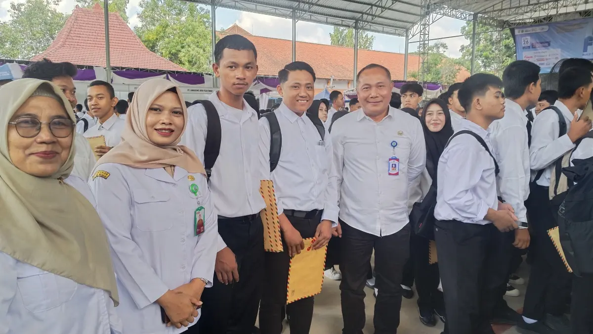 Antusias : Kacabdin Pendidikan Wilayah Gresik, Eko Agus Suwandi dan Kepala SMKN 1 Cerme menyapa para alumni dan pencari kerja yang antusias membawa berkas lamaran di area Job Fair. (Foto : Riri/Radar Gresik) 