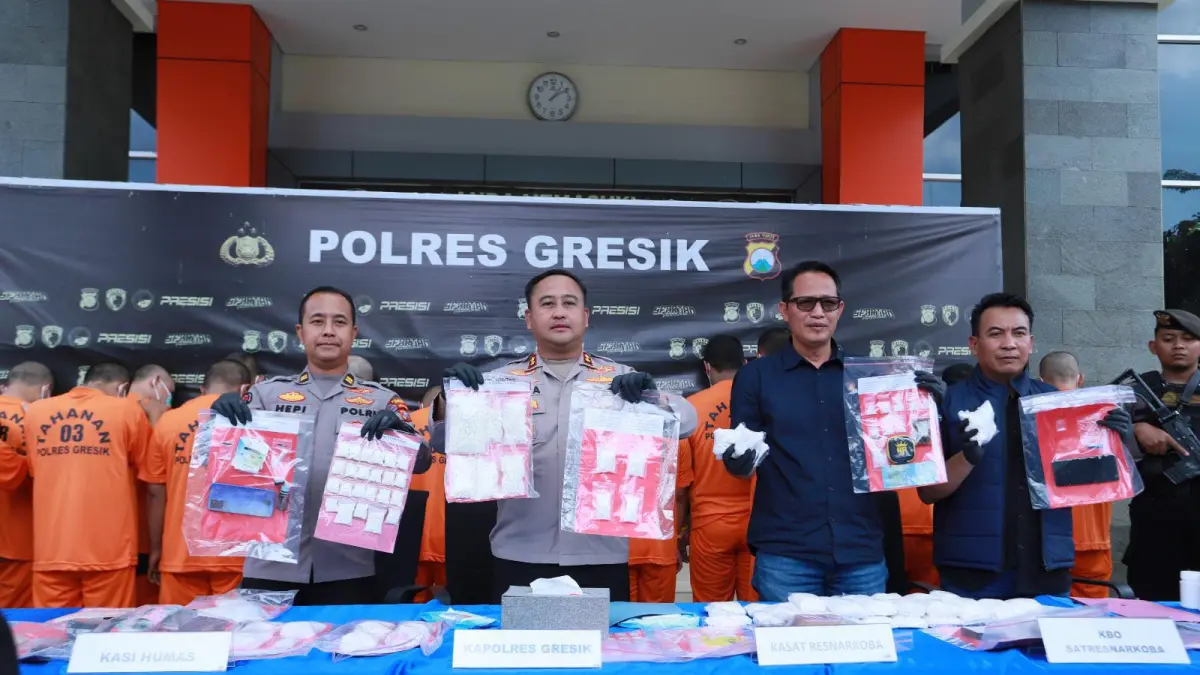 Diamankan : Kapolres Gresik AKBP Ramadhan Nasution, Kasatnarkoba AKP Ahmad Yani saat menunjukan sejumlah barang bukti 14 kasus Narkoba selama Operasi Tumpas Narkoba Semeru 2026 di Mapolres Gresik.