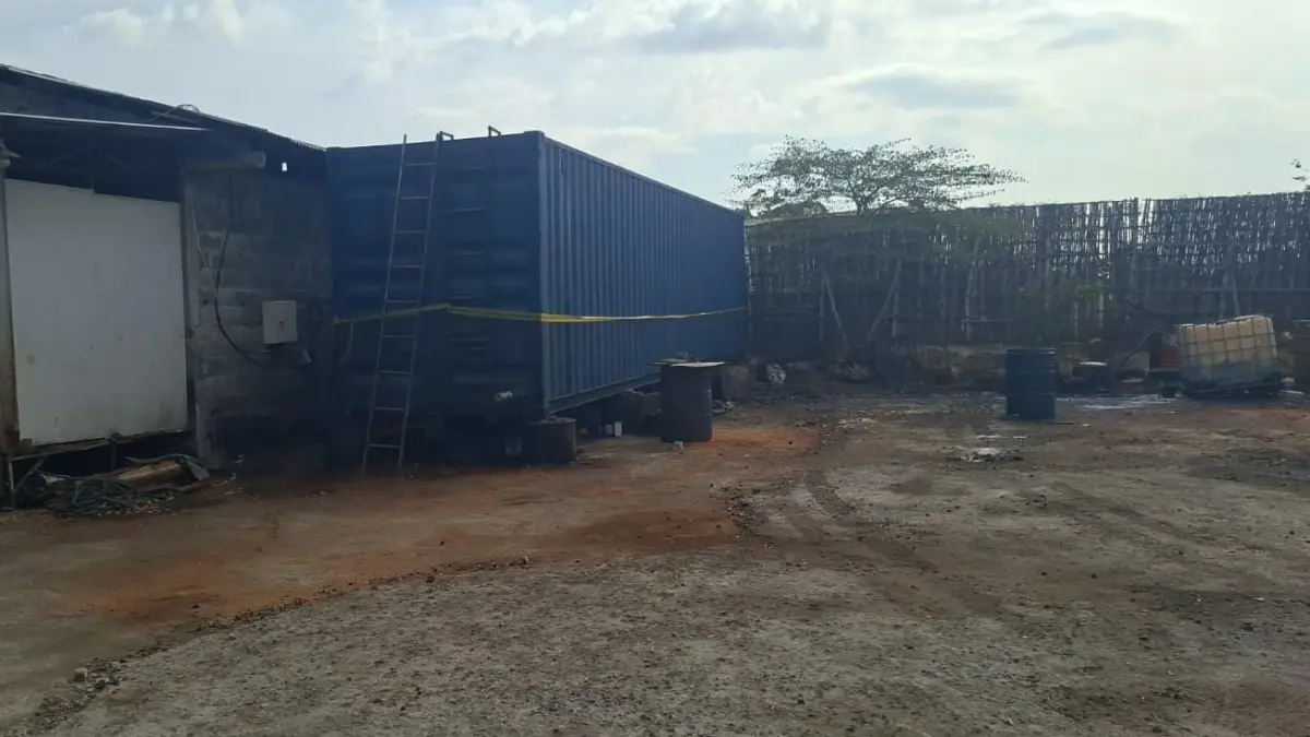 DISEGEL : Terlihat beberapa kontainer di dalam gudang diduga jadi lokasi pemindahan Solar Refinery di Desa Suci, Kecamatan Manyar, Gresik di pasangi segel oleh pihak DLH Gresik. (Foto : Ist/Radar Gresik) 