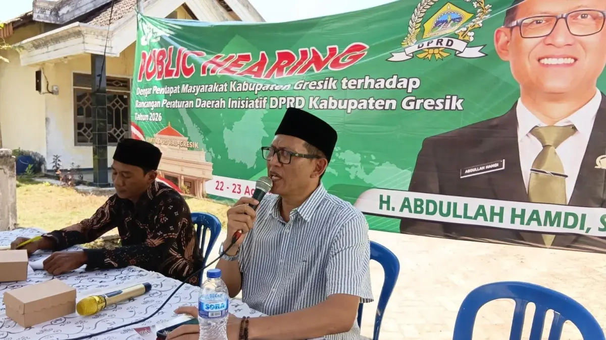 HEARING : Wakil Ketua Komisi III DPRD Gresik, Abdullah Hamdi saat menggelar publik hearing kepada masyarakat. (Foto : Fajar/Radar Gresik) 