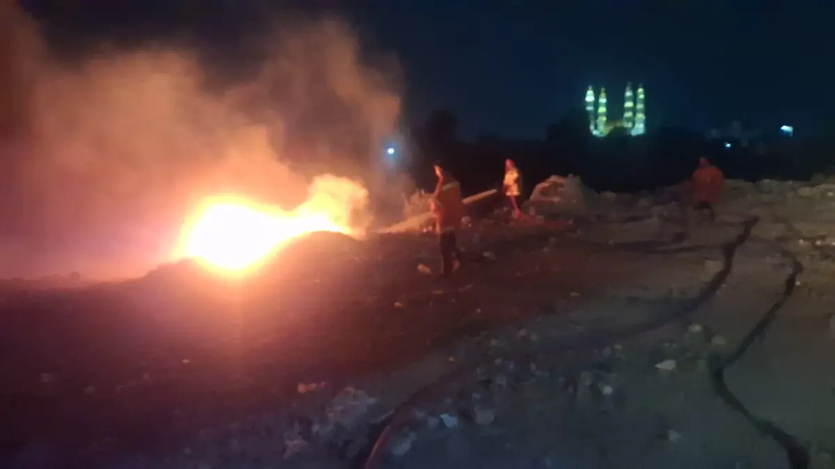 PEMADAMAN : Petugas Damkar Gresik saat melakukan pemadaman kebakaran lahan kosong di Jalan RE Martadinata, Kelurahan Lumpur, Kecamatan/Kabupaten Gresik. (Foto : Ist/Radar Gresik) 