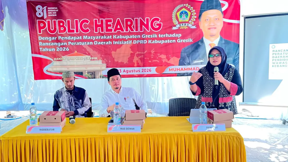 PUBLIK : Anggota Komisi II DPRD Kabupaten Gresik, Muhammad Kurdi saat publik hearing bersama masyarakat. (Foto : Fajar/Radar Gresik) 