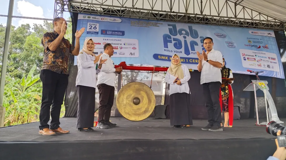 Simbolis : Pemukulan gong oleh Kacabdin Pendidikan Wilayah Gresik Eko Agus Suwandi didampingi Kepala SMKN 1 Cerme Darwati menandai dibukanya Job Fair 2026. (Foto : Riri/Radar Gresik) 