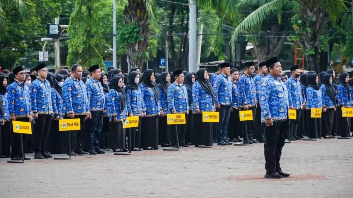 Wacana : Para pegawai Pemkab Gresik saat upacara. (Foto : Dok/Radar Gresik) 