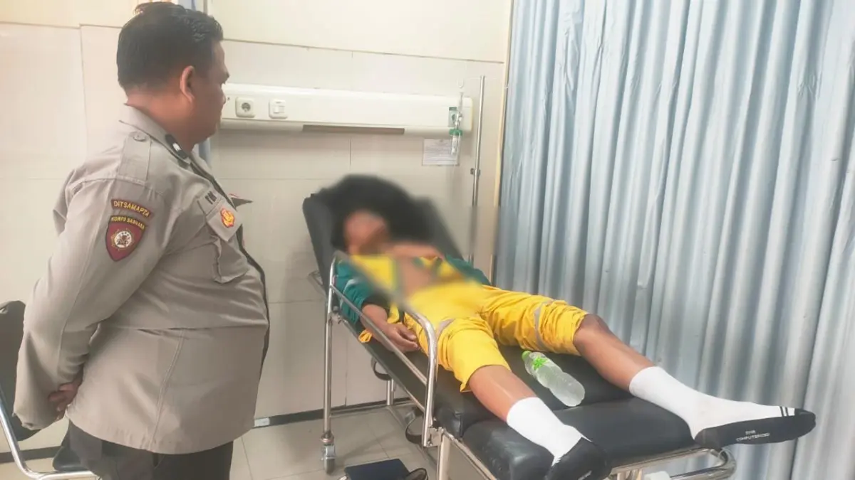 DIRAWAT : Anggota Polsek Bungah Sat mengevakuasi korban kecelakan di Rumah Sakit. (Foto : Ist/Radar Gresik) 