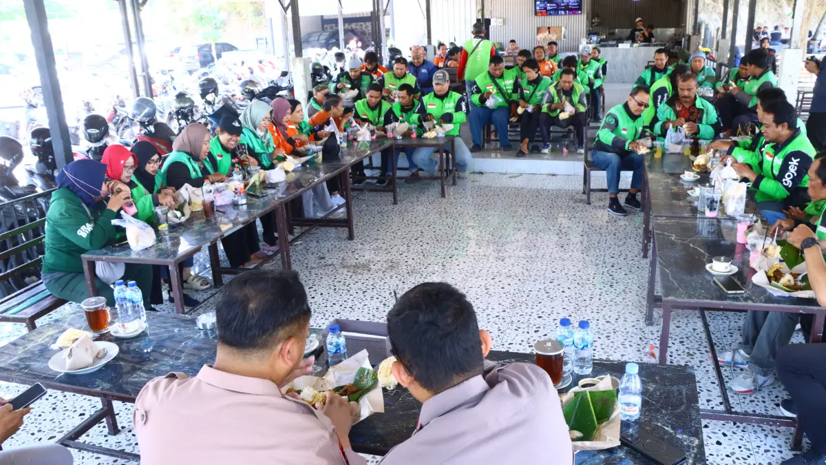 JAGA KHAMTIBMAS : Kapolres Gresik AKBP Ramadhan Nasution duduk bersama ratusan Driver ojol untuk bersama - sama perkuat sinergi Kamtibmas lewat Jogo Gresik. (Foto : Ist/Radar Gresik) 
