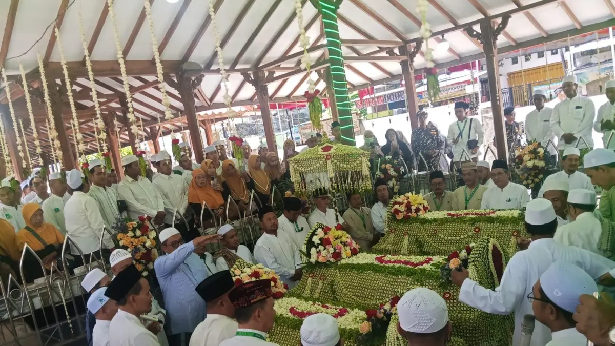 Khidmat : Bupati Gresik, Fandi Akhmad Yani saat hadiri haul Sunan Gresik ke-626. (Foto : Dok/Radar Gresik) 