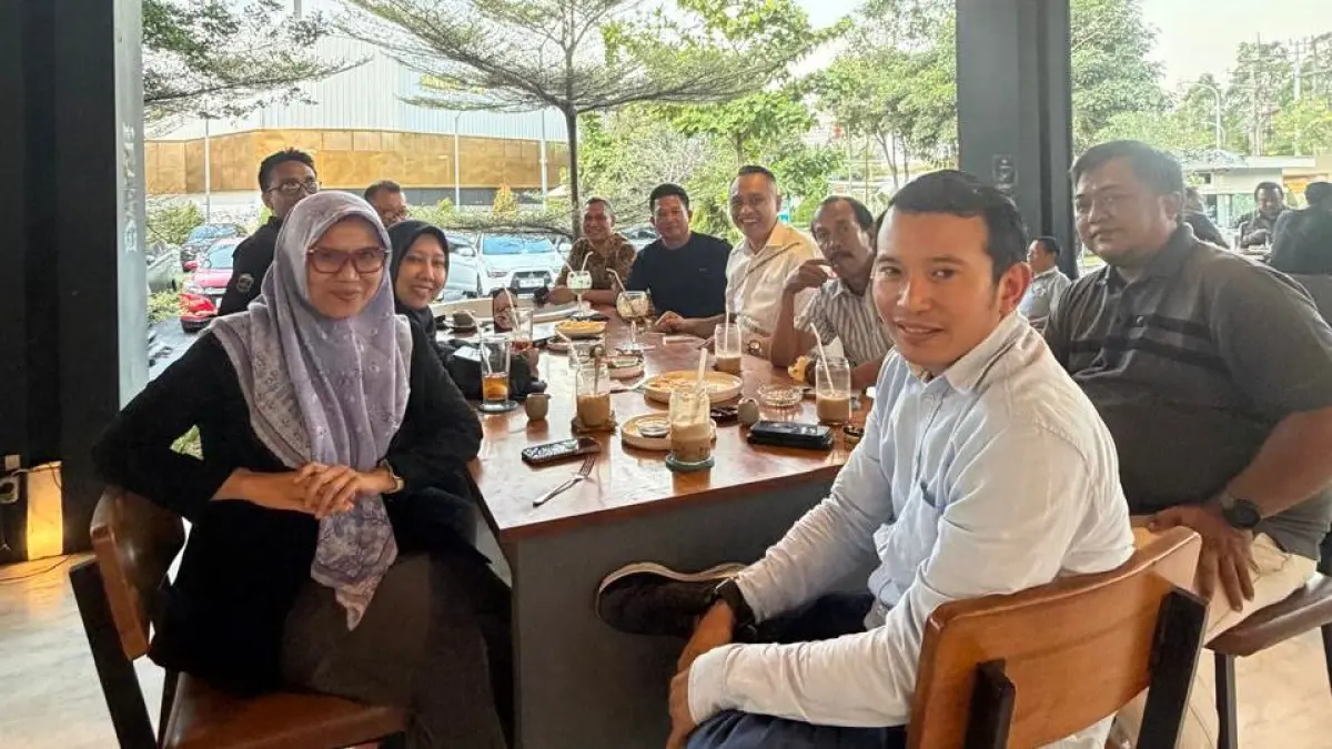 MENDUKUNG PENUH : Persiapan Mini Soccer Zona tujuh bersama seluruh Ketua Golkar Surabaya Raya diantaranya Adam Rusyidi (Sidoarjo), dr. Akmarawita Kadir (Surabaya), Wongso Negoro (Gresik), serta Julianto (Waka Hukum & HAM DPD Golkar Jatim).
