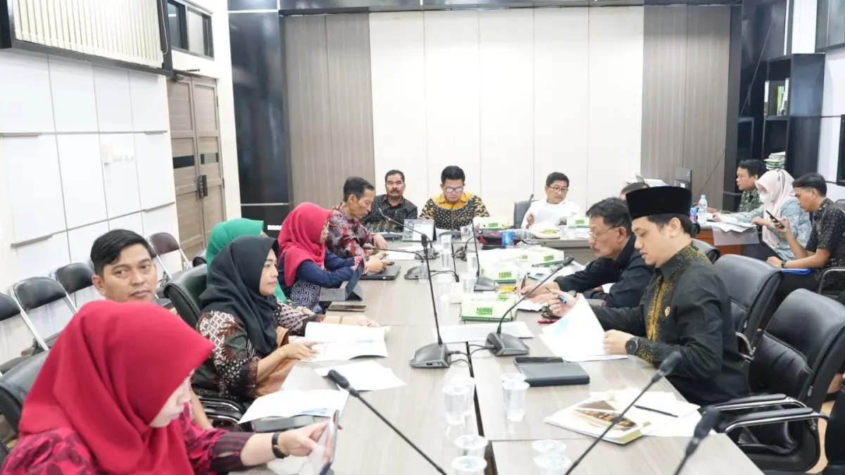RAPAT : Ketua Komisi II DPRD Gresik, Wongso Negoro bersama mitra kerja OPD terkait KUPA dan PPAS Perubahan tahun 2026. (Foto : Fajar/Radar Gresik) 