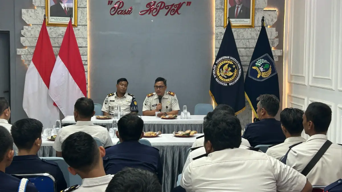 RAPAT PERDANA : Kepala Rutan Gresik Dhimas Isdwiyono bersama Kepala Kesatuan Pengamanan Rutan (Ka KPR) Virga Indrawan saat menggelar rapat dengan seluruh anggota regu pengamanan di Aula Rutan Kelas IIB Gresik. (Foto : Yudhi/Radar Gresik) 