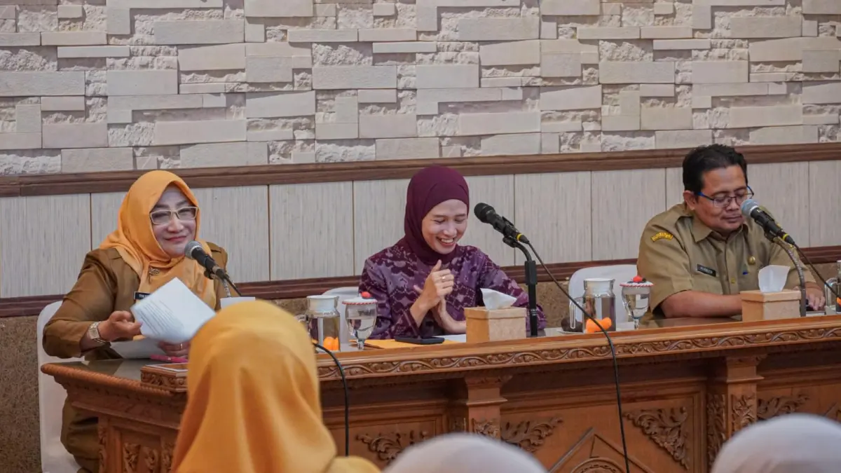 WORKSHOP : Ketua TP PKK) Kabupaten Gresik, Nurul Haromaini Ali Fandi Akhmad Yani bersama Kepala Dinas KBPPPA Kabupaten Gresik, dr. Titik Ernawati, saat workshop dan evaluasi sekolah perempuan. (Foto : Fajar/Radar Gresik) 