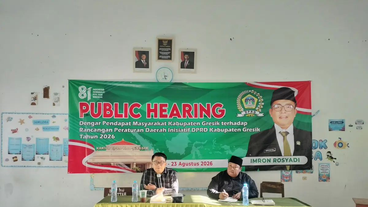 BERSAMA : Anggota DPRD Gresik, Imron Rosyadi saat publik hearing bersama masyarakat. (Foto : Fajar/Radar Gresik) 