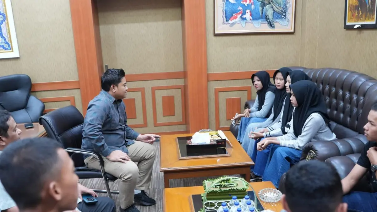 BERSILATURAHMI : Delapan pelajar asal Bawean saat bersilaturahmi ke DPRD Gresik. (Foto : Fajar/Radar Gresik) 