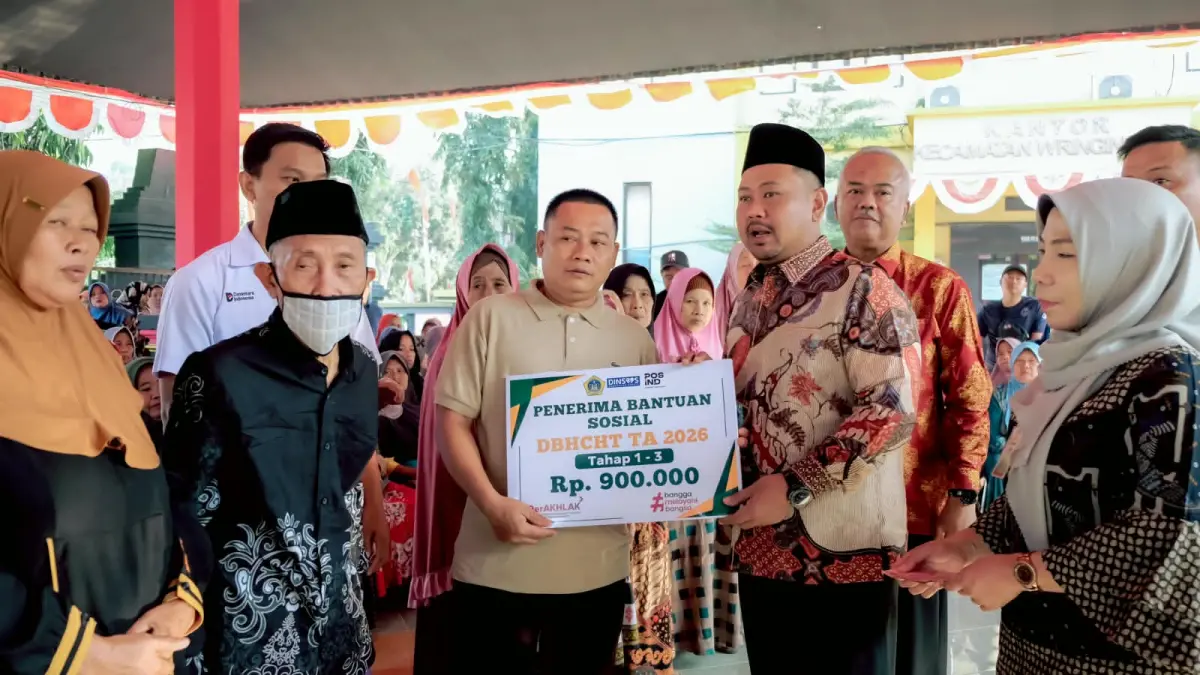 Bupati Gresik Fandi Akhmad Yani (Gus Yani) menyerahkan secara langsung Bantuan Langsung Tunai (BLT) DBHCHT. (Foto : Ist/Radar Gresik) 