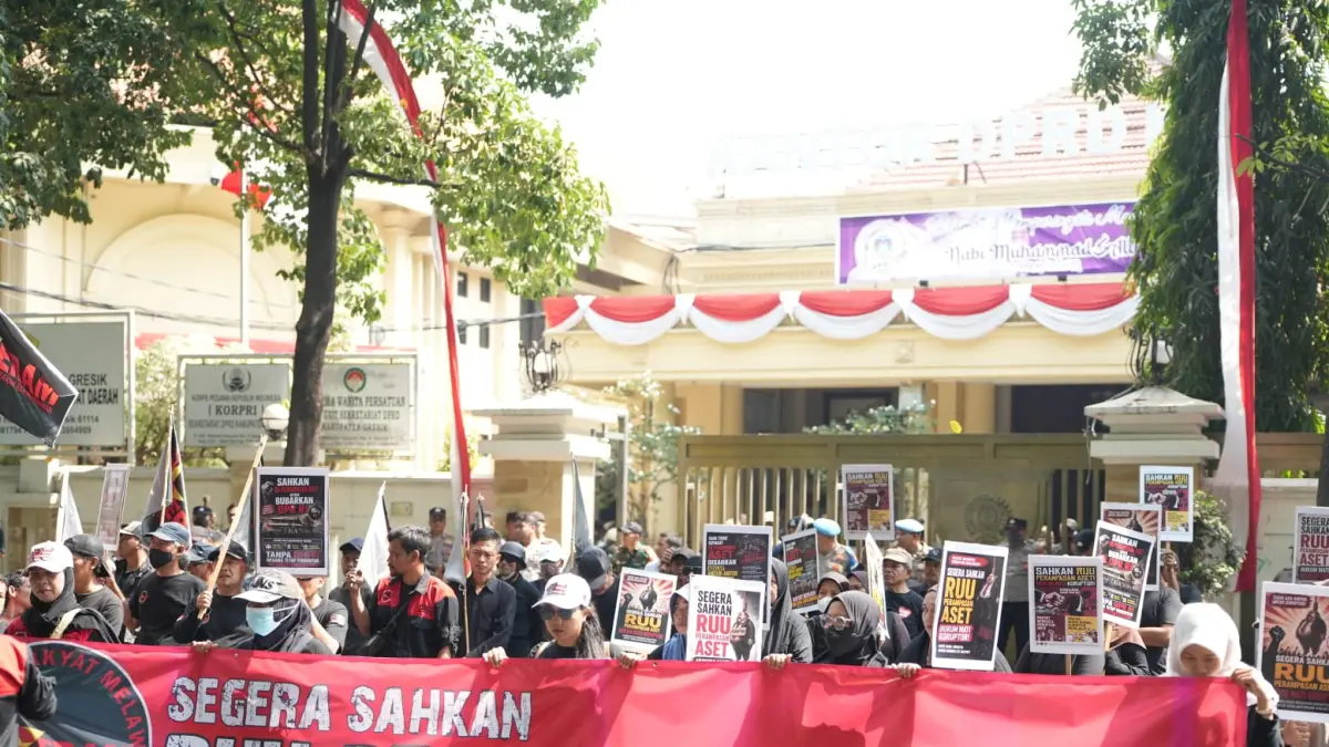 GERAM : Para pendemo melakukan aksi di kantor DPRD Gresik. (FOTO : Fajar/Radar Gresik) 