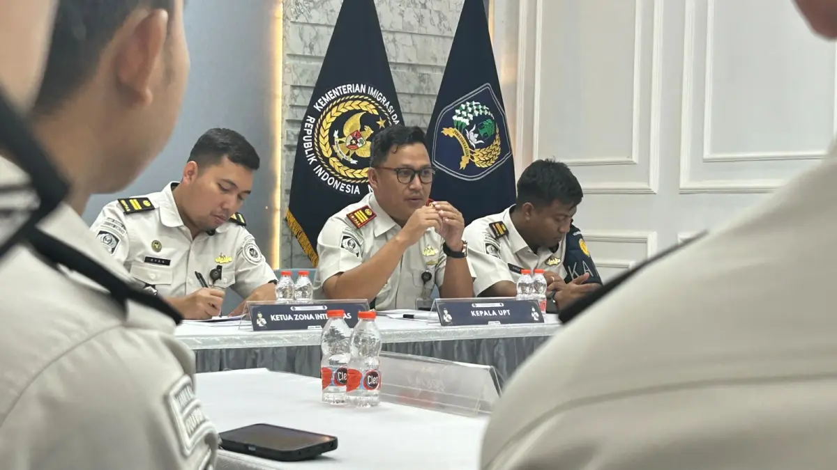 MENUJU WBBM : Kepala Rutan kelas IIB Gresik Dhimas Isdwiyono saat menggelar rapat penguatan dan penyamaan persepsi Tim ZI. (Foto : Yudhi/Radar Gresik) 