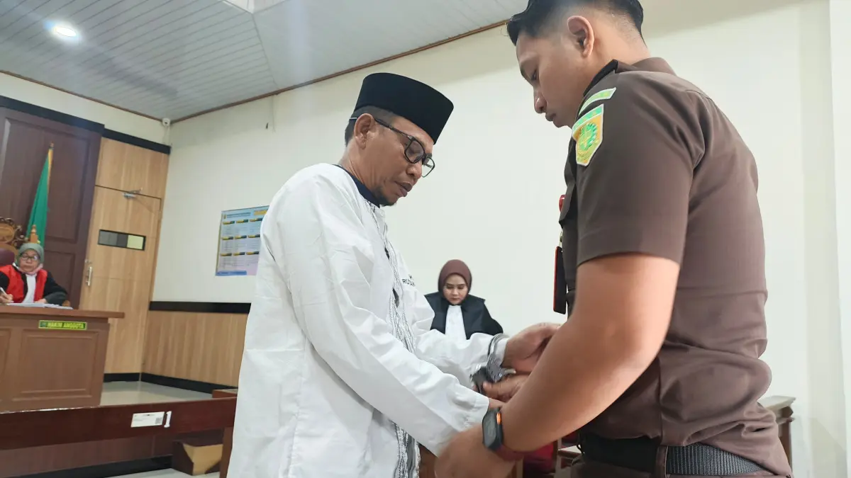 PASRAH : Terdakwa Antoni saat menjalani sidang di PN Gresik. (Foto : Ist/Radar Gresik) 