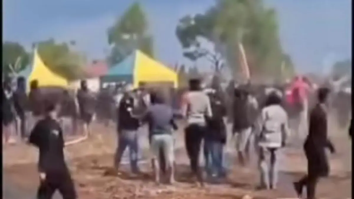 RICUH : Tangkapan layar video penonton orkes dangdut Adella di Desa Wonokerto, Kecamatan Dukun, Gresik saling baku hantam. (Foto : Istimewa/Radar Gresik) 