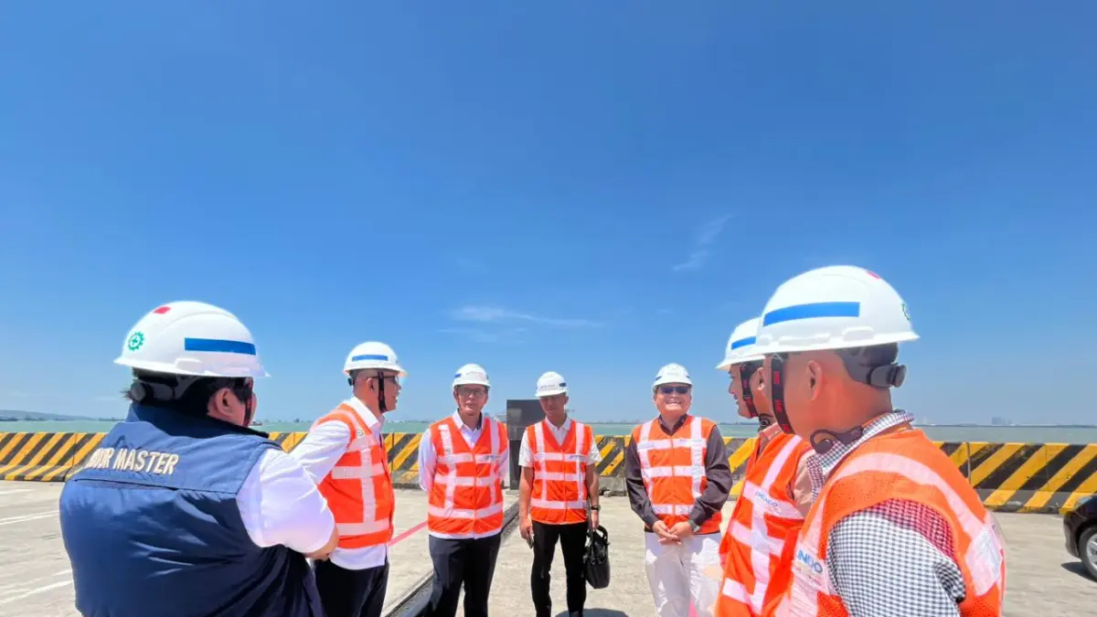 Staf Ahli Menteri Perhubungan Bidang Teknologi dan Energi, Dr. Capt. Antoni Arif Priadi, M.Sc., meninjau langsung penerapan konsep Green Port di TTL. (Foto : Ist/Radar Gresik) 