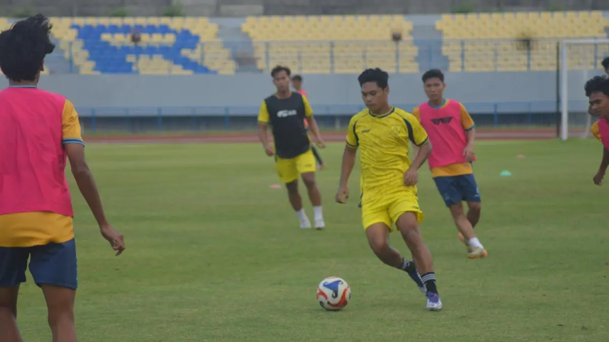LATIHAN : Para pemain GU latihan di Stadion Gelora Joko Samudro, Gresik. (Foto : Ist/Radar Gresik) 