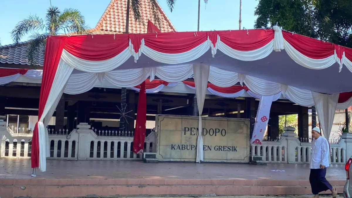 TITIK FINIS : Pendopo Alun-alun Gresik yang menjadi titik akhir karnaval yang digelar Pemkab Gresik. (Foto : Yudhi/Radar Gresik) 