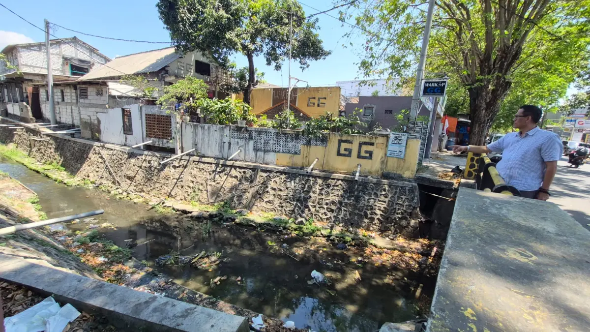 MELIHAT : Wakil Ketua Komisi III DPRD Gresik Abdullah Hamdi saat melihat drainase di Kabupaten Gresik. (Foto : Fajar/Radar Gresik) 