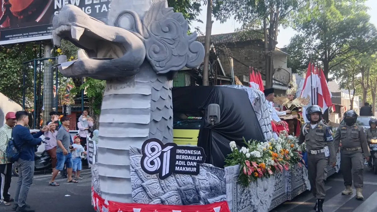 MENYAPA : Bupati Gresik Fandi Akhmad Yani bersama Wakil Bupati Gresik dr. Asluchul Alif saat menyapa warga Gresik. (Fajar/Radar Gresik) 
